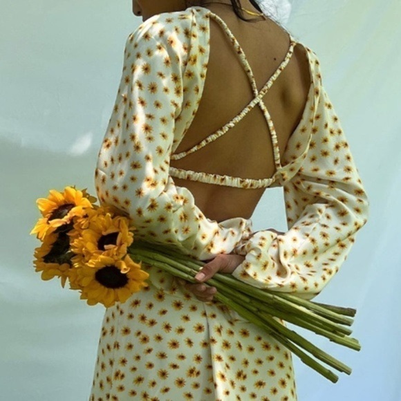 WEWOREWHAT Daisy Ditsy Floral Cut Out Back Long Sleeve Cropped Top Size Small - Picture 3 of 9